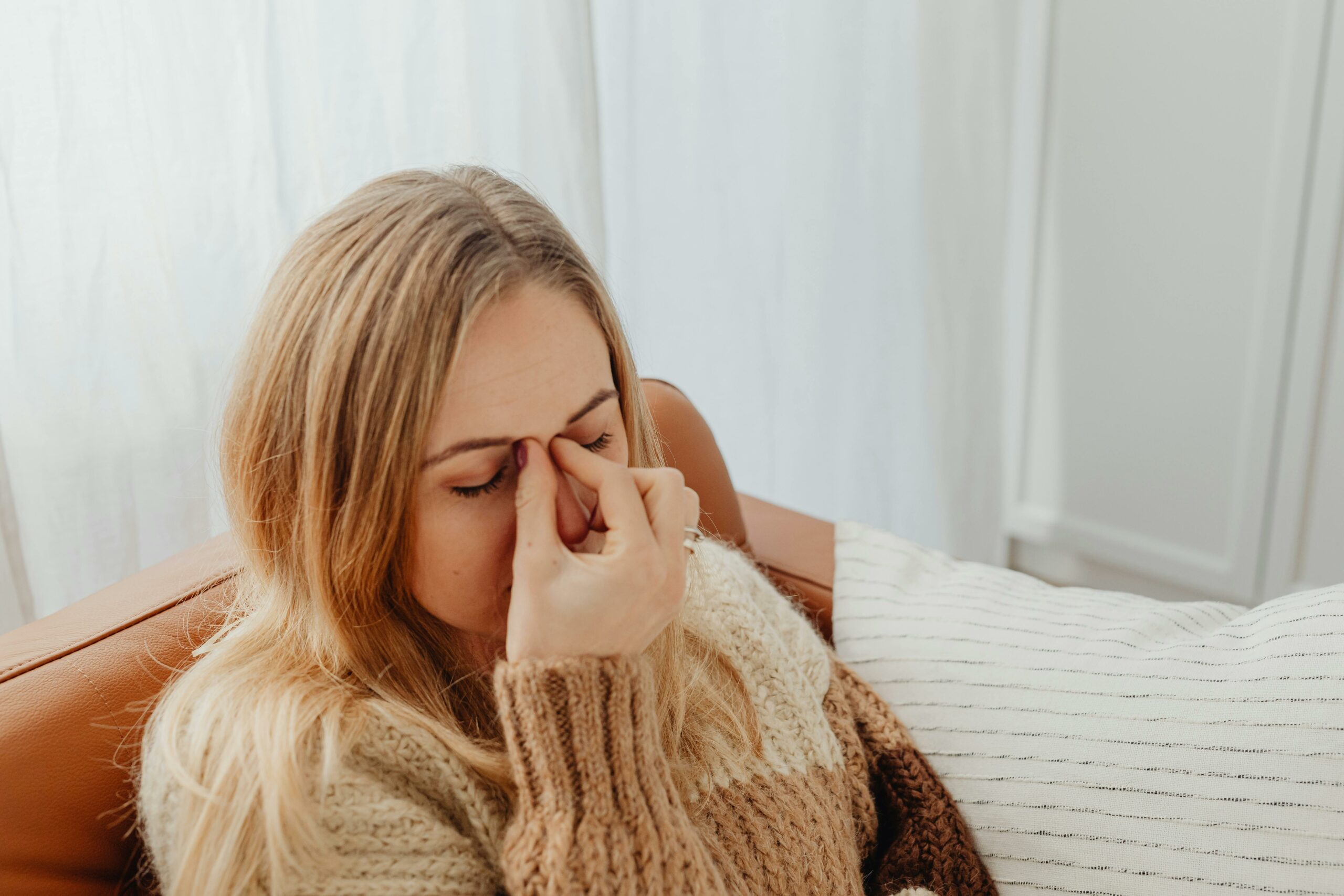 Lorsqu’on arrête de fumer, le corps subit des symptômes de sevrage, tels que l’irritabilité, l’anxiété, les maux de tête, et les fringales.