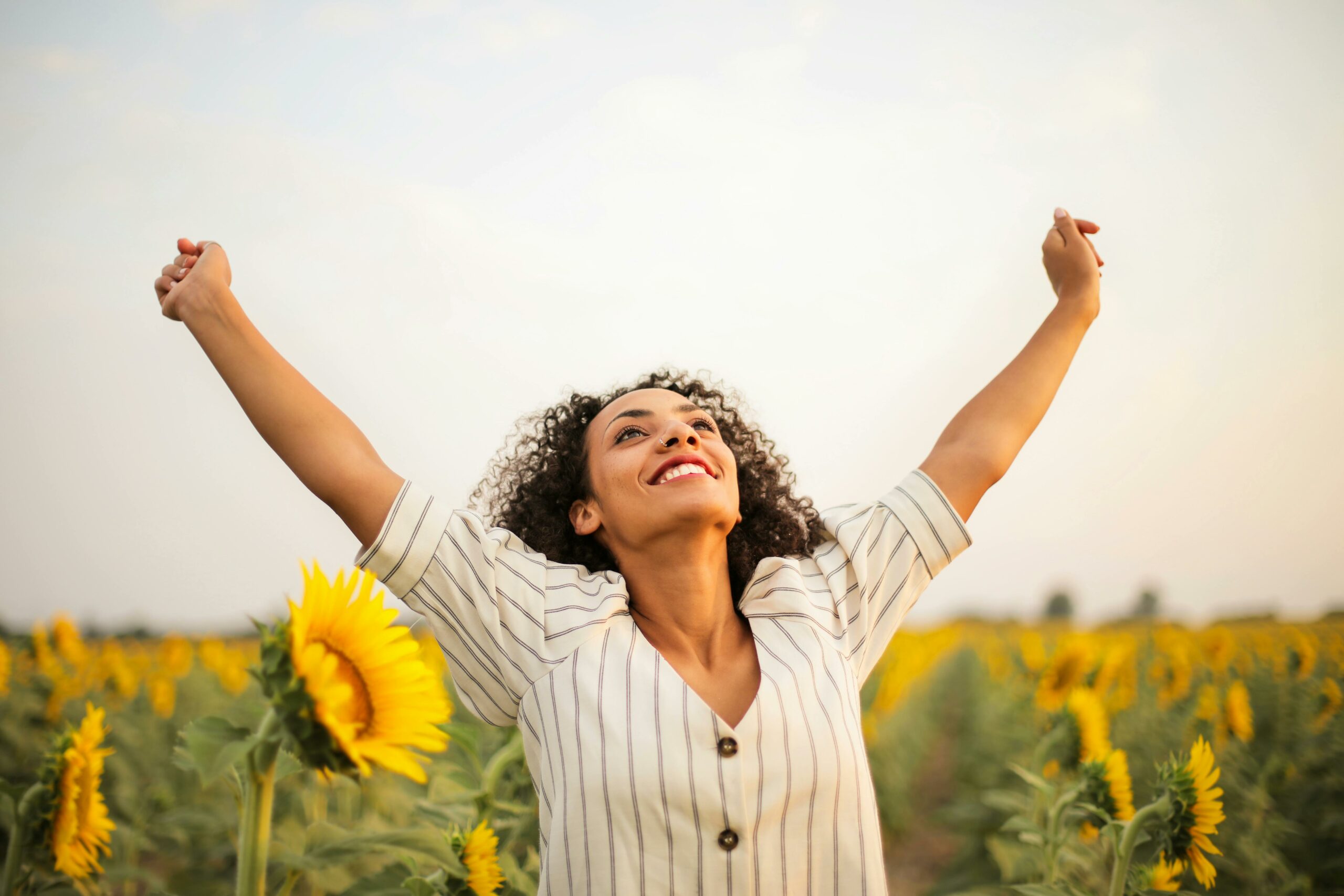 Consulter un magnétiseur pour les migraines peut offrir un soulagement naturel, réduire le stress, et rétablir l’équilibre énergétique.